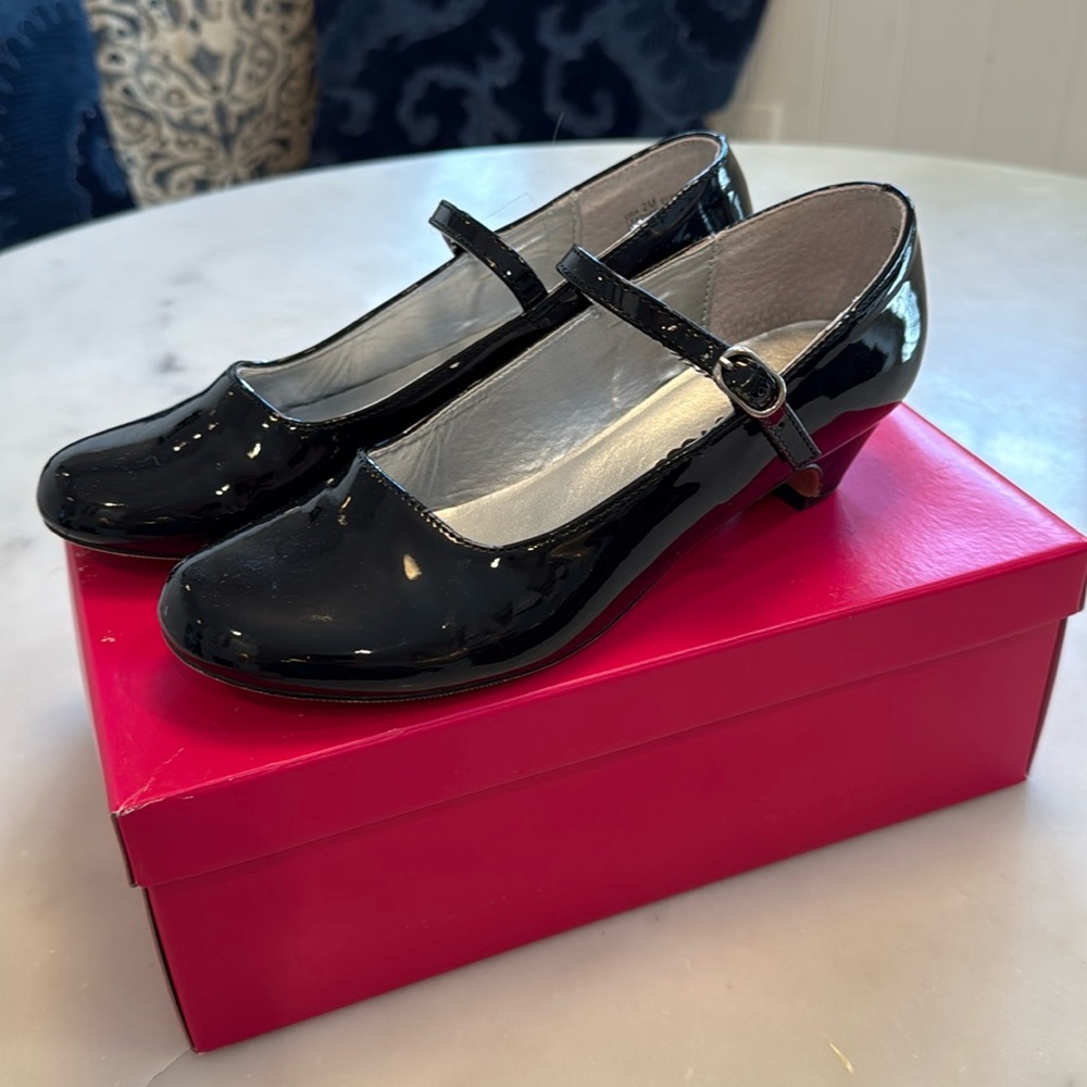 Nina Seely black patent heel girls size 2. Barely worn. Great condition.